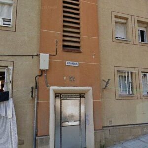 Cesión de remate de vivienda en Barcelona, Piso en calle Aiguablava 53, Bloque 18, Piso 3, Puerta 1, en Barcelona (Barcelona) – 135.000€